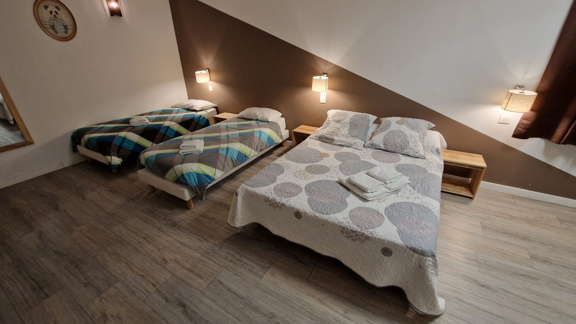 Chambre quadruple avec 1 lit double et 2 lits simples - Hôtel Au Valéry